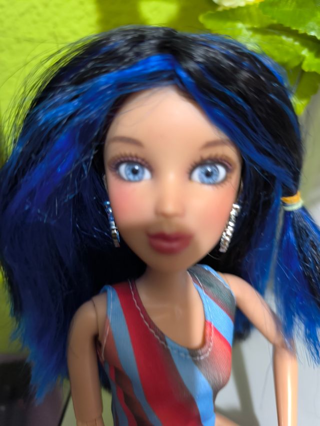 Bambola LIV: Capelli azzurri e occhi azzurri