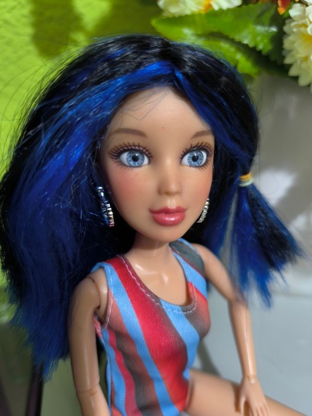 Bambola LIV: Capelli azzurri e occhi azzurri