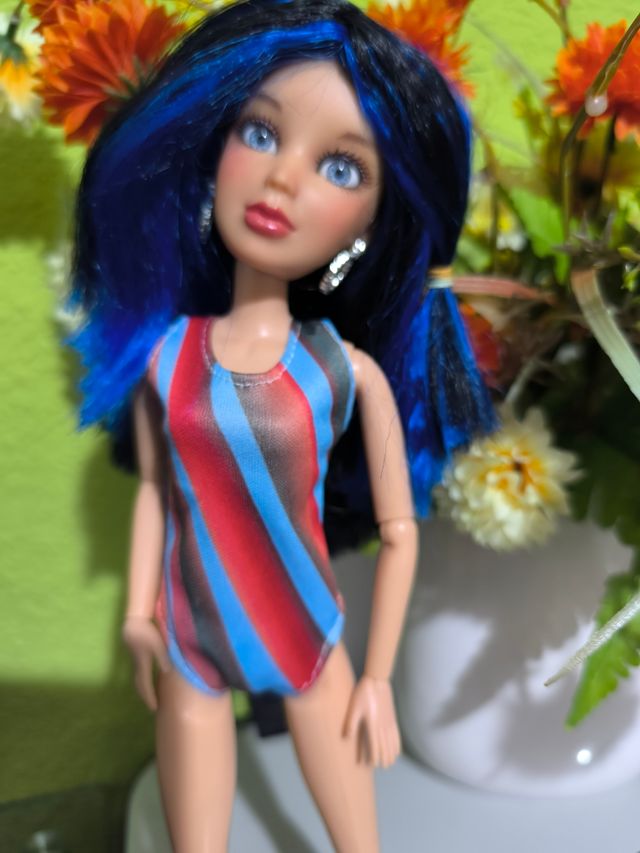 Bambola LIV: Capelli azzurri e occhi azzurri