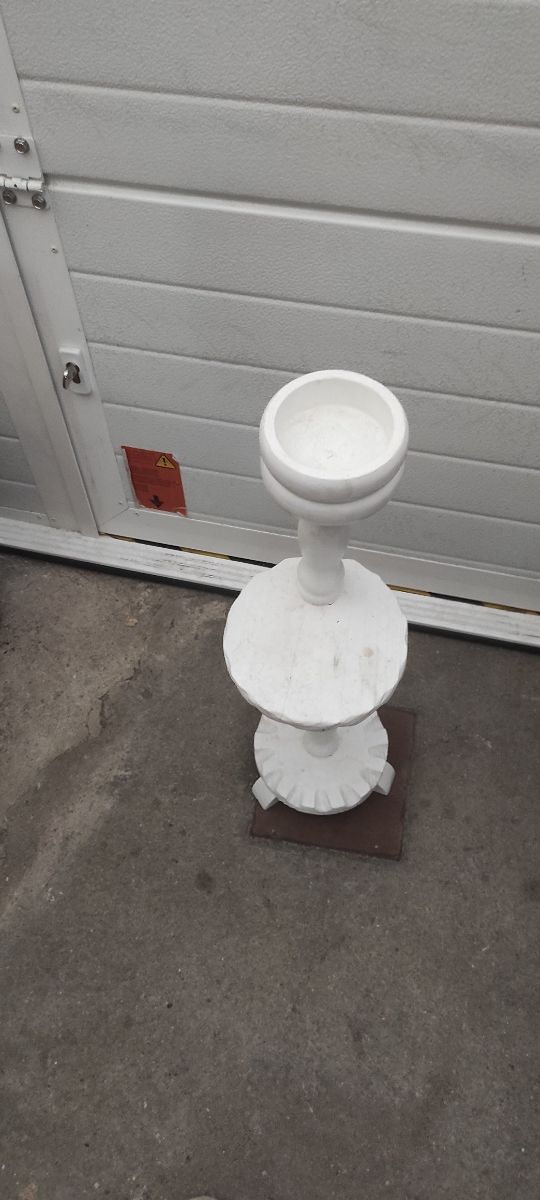 Mesa auxiliar blanca vintage, cenicero, macetero..