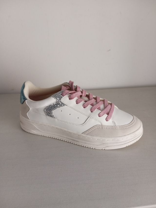 Zapatillas Bershka blancas y rosas