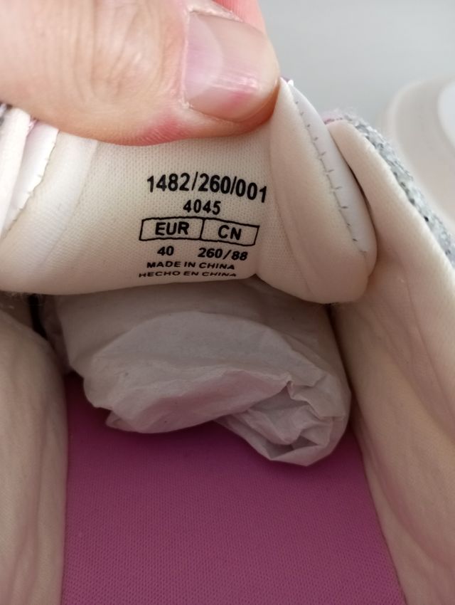 Zapatillas Bershka blancas y rosas