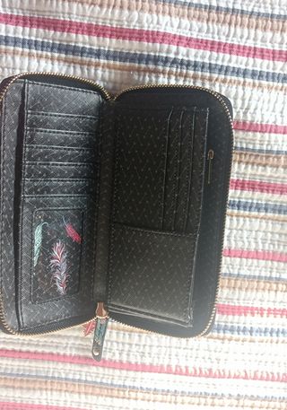 Monedero grande negro con estampados.Parfois