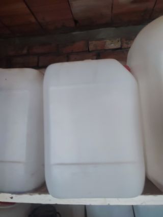 Garrafas plásticas 10 y 20 l. 23 de 10 y 25  de 20