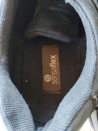 Zapatos de seguridad Sensaflex negros.