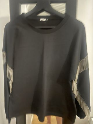 Sudadera negra con flecos metalicos
