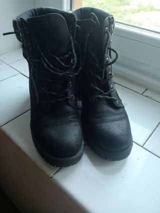 Botines negros con cordones