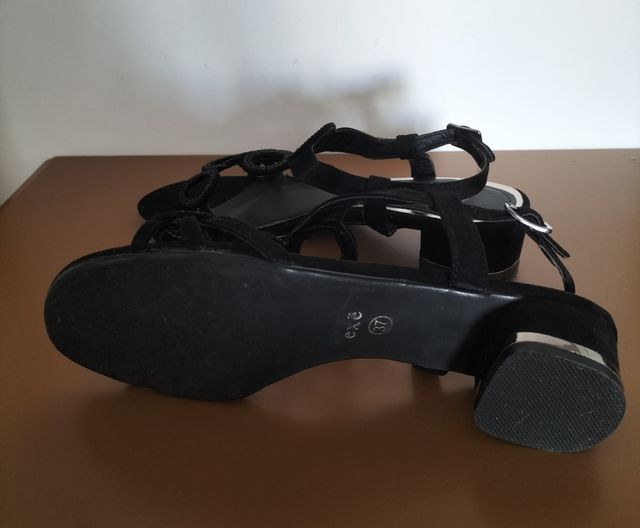 Sandalias EXÉ negras, elegantes, cómodas