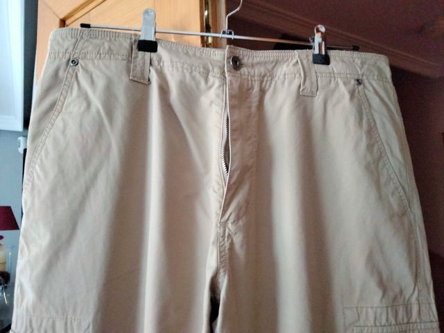 Pantalón beige largo c/ bolsillos