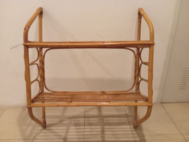  2 Estanterías de mimbre.