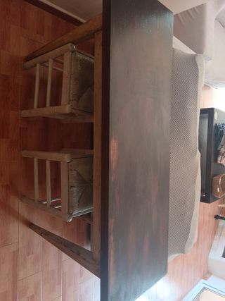 Mesa con 2 banquetas