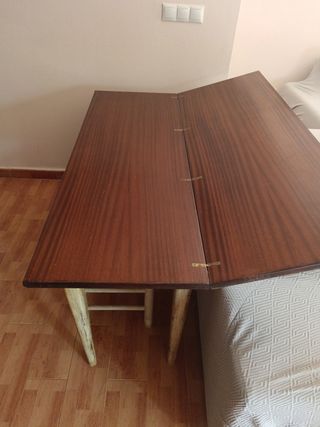 Mesa con 2 banquetas