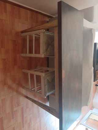 Mesa con 2 banquetas