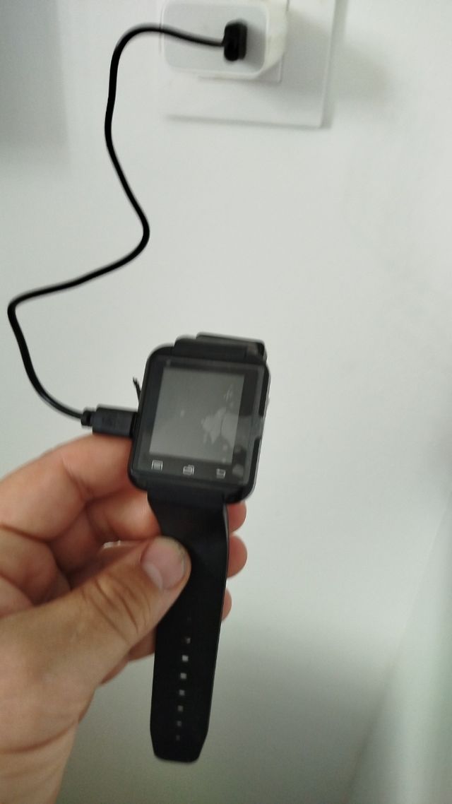 Smartwatch negro y también correa blanca
