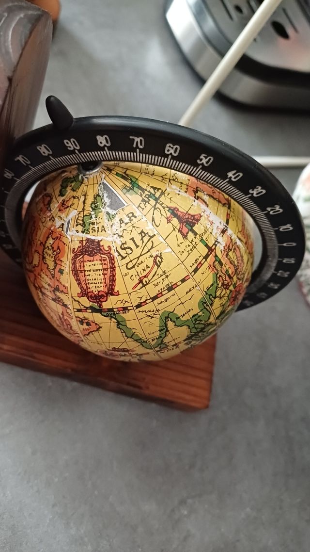 Sujeta libros globo terráqueo vintage