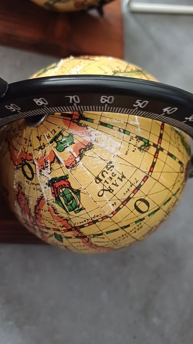 Sujeta libros globo terráqueo vintage