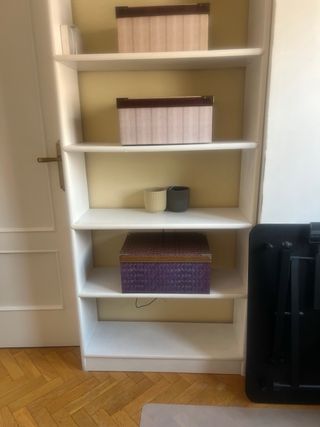 Estantería blanca de madera