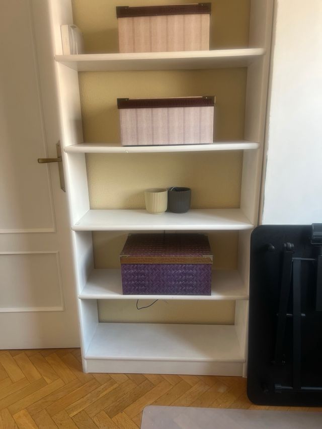 Estantería blanca de madera