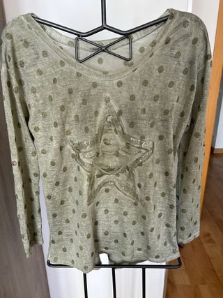 Camiseta verde militar con estrellas
