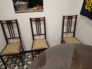 Mesa redonda de madera con sobre de cristal