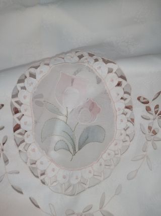 Tenda bianca in tessuto ricamato