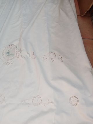 Tenda bianca in tessuto ricamato