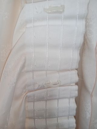 Tenda bianca in tessuto ricamato