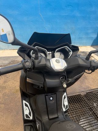 Yamaha XMAX 125 Momo Design.