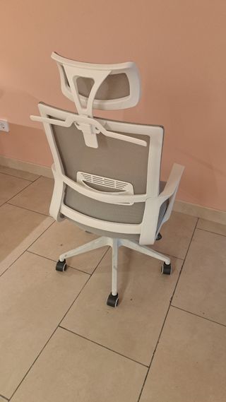 Silla oficina SKLUM con reposabrazos