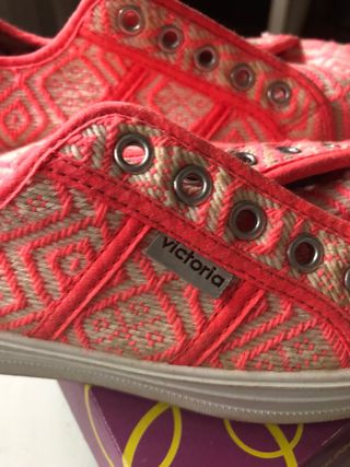 Zapatillas Victoria niña coral
