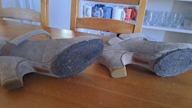 Clarks - Merceditas beige tacón