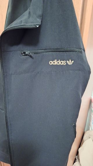 Chaqueta Adidas mujer negra y dorada