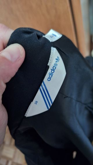 Chaqueta Adidas mujer negra y dorada