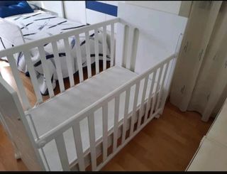 Cuna bebé madera blanca, muy buen estado.