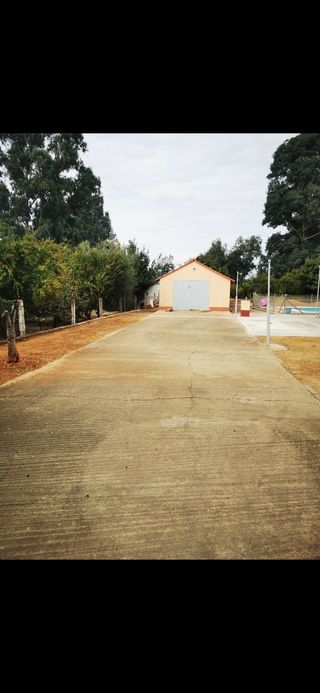 Chalet con piscina y jardín