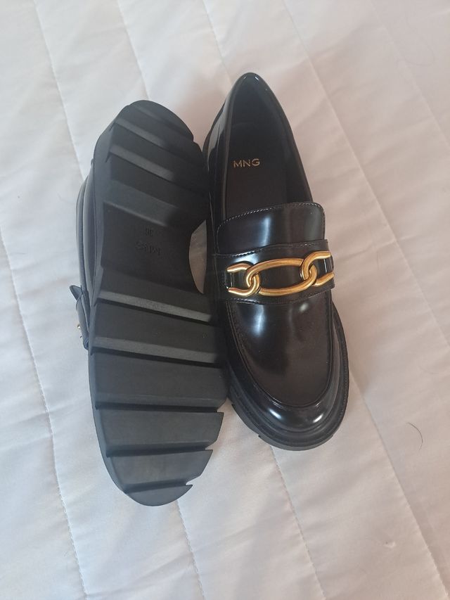 Zapatos MN·G negros con cadena dorada