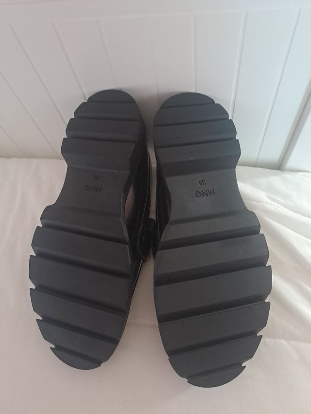 Zapatos MN·G negros con cadena dorada