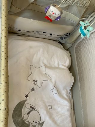 Cuna viaje + colchón + vestidura con cubre colchon