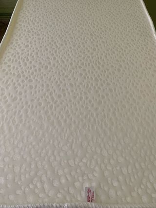 Cuna viaje + colchón + vestidura con cubre colchon