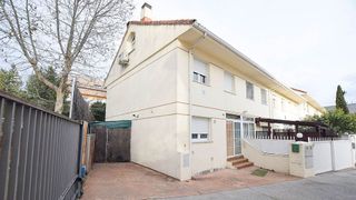 Casa adosada en venta en Pueblo - Urb. Norte en Valdemorillo