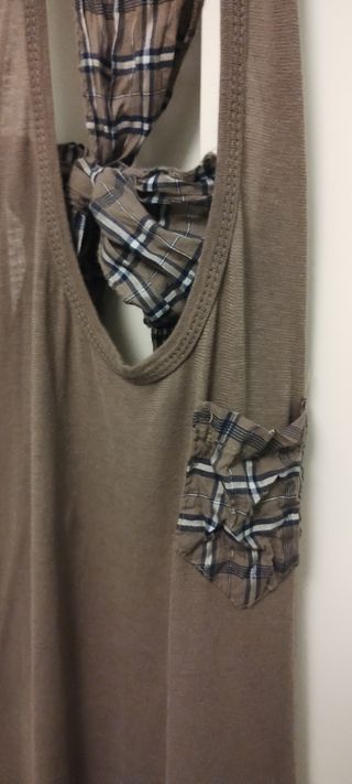 Camiseta marrón sin mangas con lazo