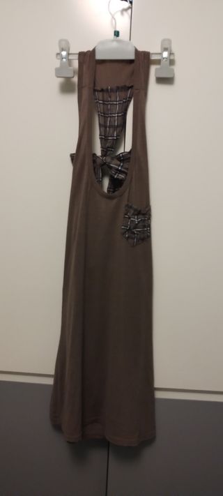 Camiseta marrón sin mangas con lazo