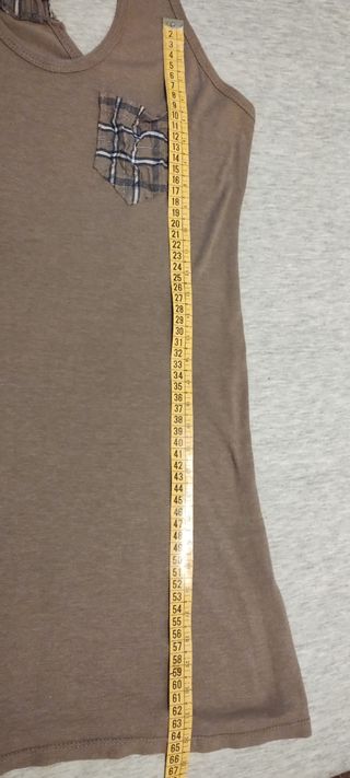 Camiseta marrón sin mangas con lazo