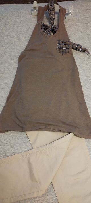 Camiseta marrón sin mangas con lazo