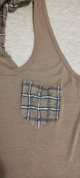 Camiseta marrón sin mangas con lazo