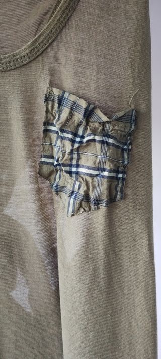 Camiseta marrón sin mangas con lazo