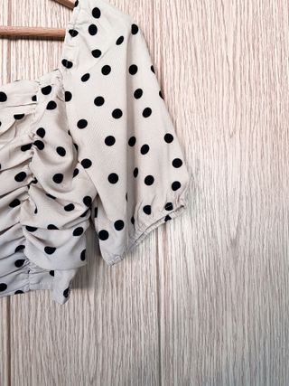 Top beige lunares