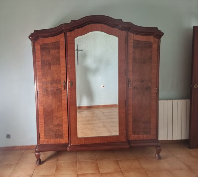 Armario antiguo de madera