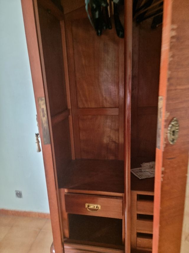 Armario antiguo de madera