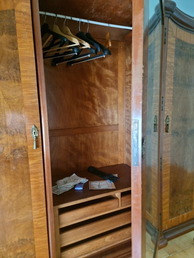 Armario antiguo de madera